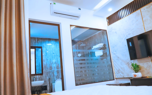 Queen Hotel 2