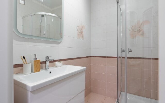 S dvumya konditsionerami i stilnym remontom Apartments