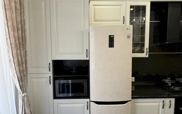 145 S Balkonom I Vitrazhnym Ostekleniem Flat