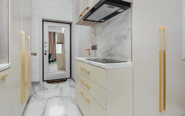 V Siriuse, studiya Flat