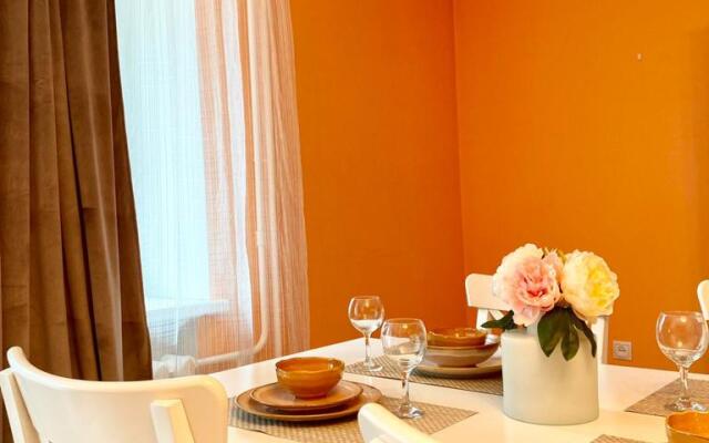 Sapfir s Zakrytym Dvorom, Ryadom s TTS Ostrov, Mat i Dity Apartments