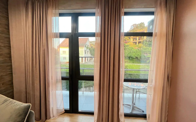 Chetyryokhmestnaya studiya s balkonom i basseynom na territorii Apartments