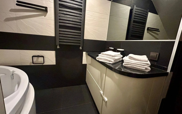 Amoroma: Nad Morem, Blizhe K Nebu Flat