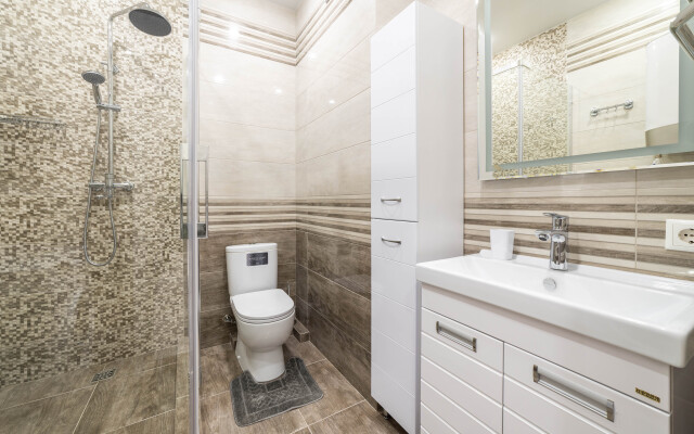 Квартира светлая студия с видом на море и балконом с бассейном на территории