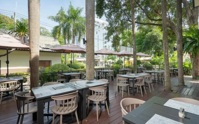 Отель The Green Park Resort