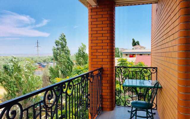 Karmin-Mariner Hotel