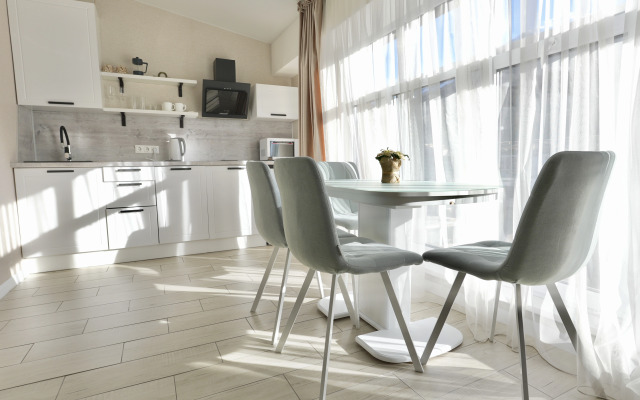 Studiya s panoramnymi oknami naprotiv otelya Mariott Flat