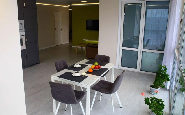 Trekhkomnatnaya S Krasivym Vidom Iz Okna Flat