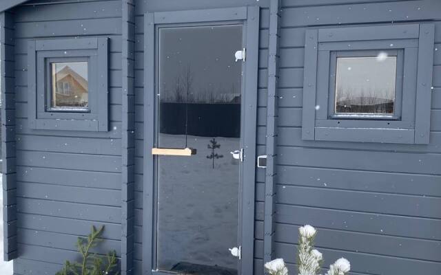 Atmosfernyy s kaminom okolo lesa Dacha.Les Guest house