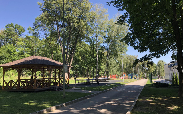 Apartamenty S Dzhakuzi I Vidom Na Park