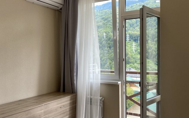S Balkonom U Podnozhiya Khrebta Aibga Apartments