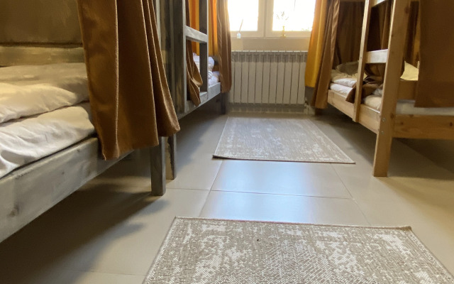 Na Lva Tolstogo 13 Hostel