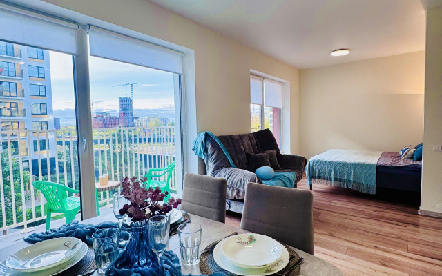 Квартира Шикарная Студия с Французским Балконом в Сердце Европейского