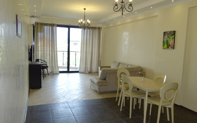 s dvumya spal'nyami i vidom na more Apartments