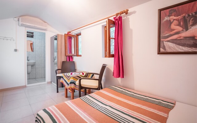 7 Garden Bungalow & Camping