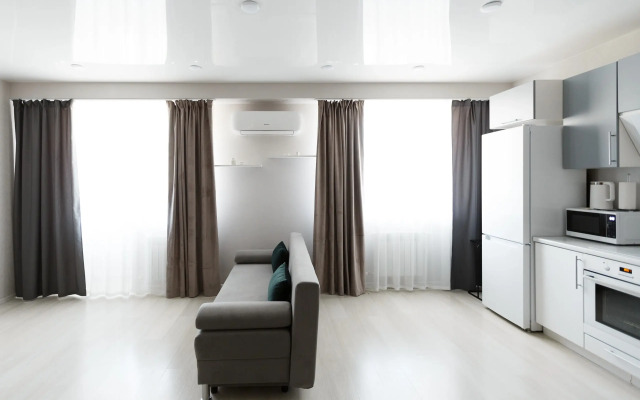 Prostornaya I Svetlaya V Tsentre Flat