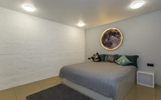 Novye trekhurovnevye apartamenty s vyhodom na Arbat Apartments