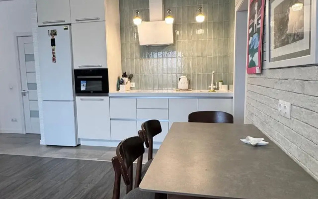 Dvukhkomnatnaya Vozle Morya, Mayak Flat
