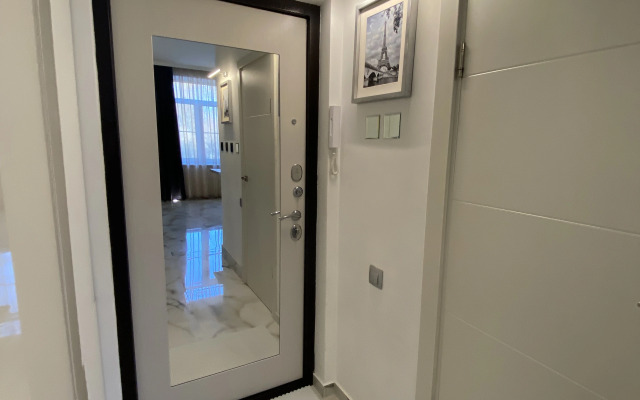 Апартаменты в современном стиле с камином