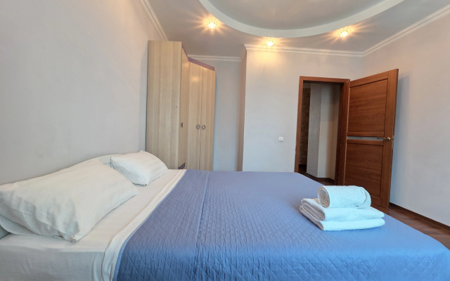 3-Kh s 3-Mya Krovatyami, Divanom i 2 Konditsionerami Apartments