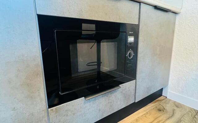 Studiya S Dizaynerskim Remontom S Baseynom I Balkonom Apartaments