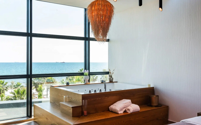 Marina Luxury Suites 101 Jacuzzi Apartments