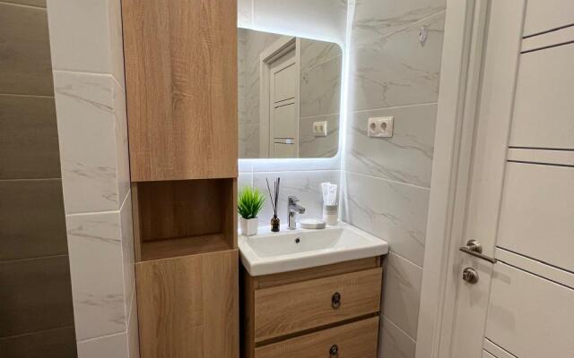 4kh mestnye apartamenty s balkonom i basseynom Apartments