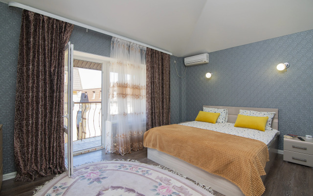 Апартаменты Трехкомнатная квартира на ул. Колхозной 112