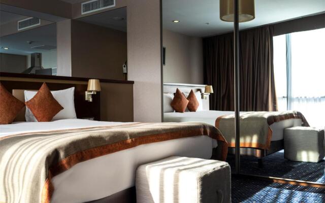 Parkside Hotel & Apartments