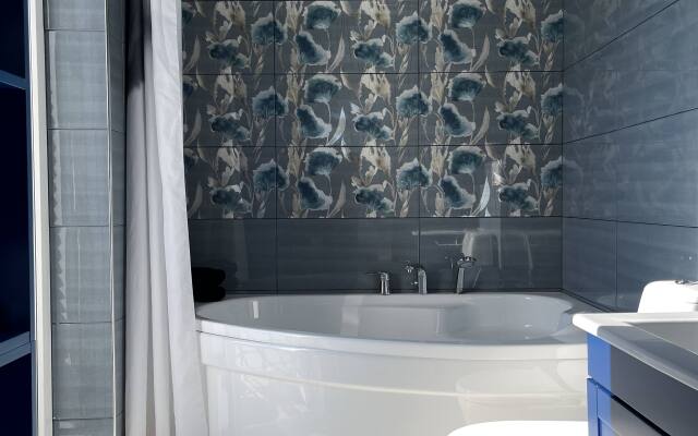 S basseynom i 5 master spalnyami Villa