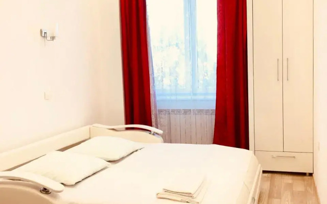 Trekhkomnatnaya V Tsentre Flat