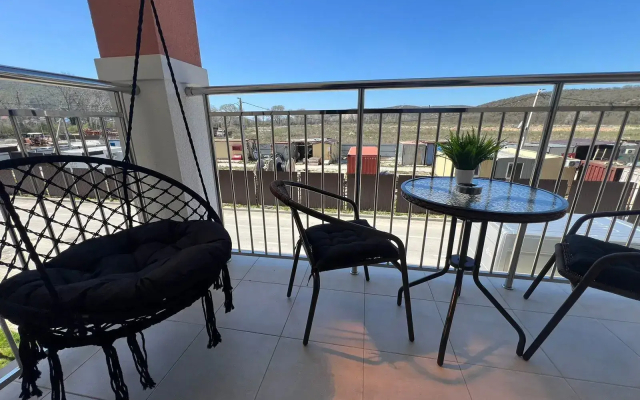 Квартира с Бacсeйнoм в ЖК Кипарис 301