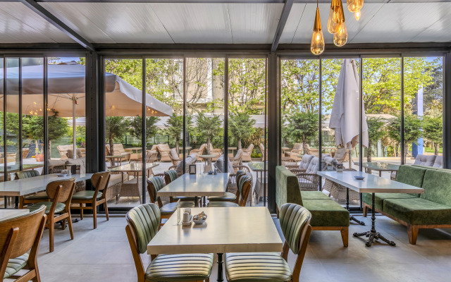 Porta Romanos Hotel