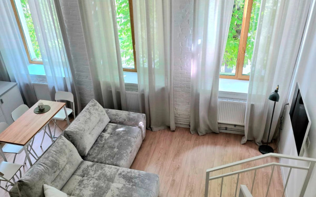 Novye S Vysokimi Oknami Na Peshekhodnoy Ulitse Apartments