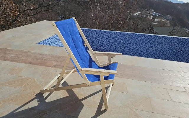 Dom s Basseynom i Plyazhem v sele Andreevka Chalet