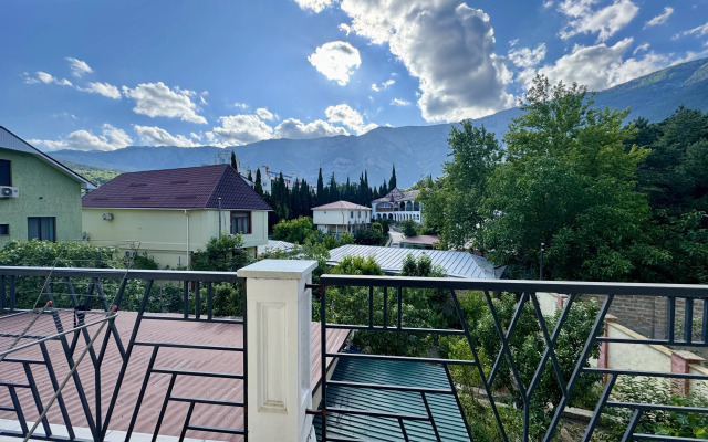 3-Kh Komnatnaya S Balkonami U Tts Konfetti Flat