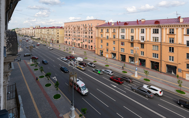 Апартаменты Сталинка после ремонта с видом на главный проспект Минска, крыши и закаты