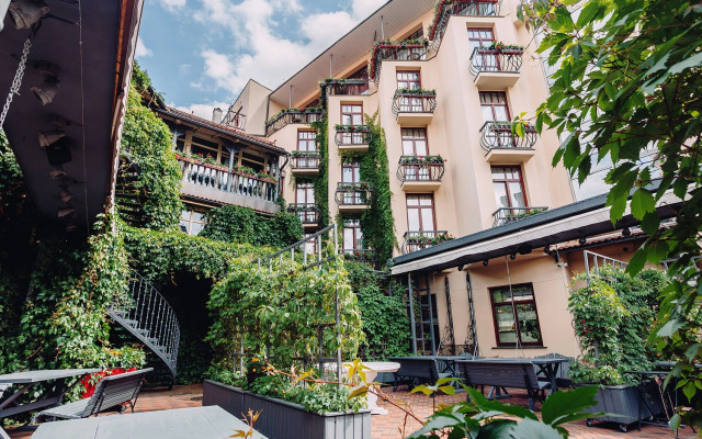 Отель Амбассадори