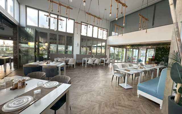 Four Season Li̇fe Resort
