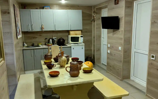 Частный дом с баней и пирсом на берегу пруда