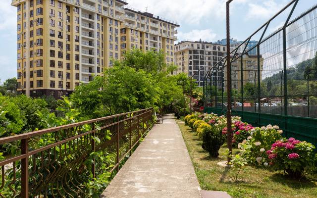 Dvukhurovnevaya U Reki S Vidom Na Goru Flat
