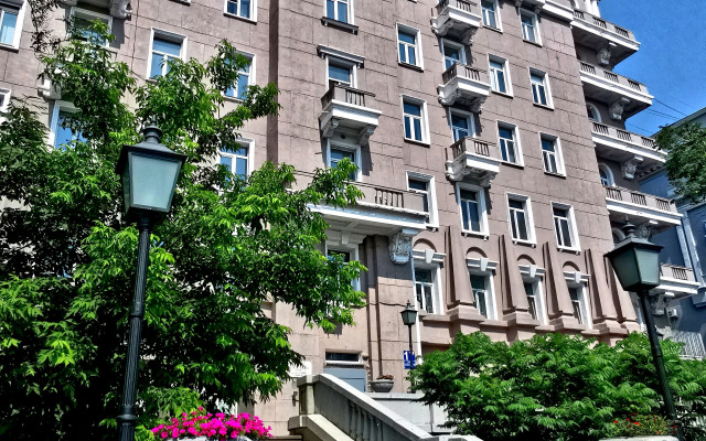 Апартаменты с балконом и видом на Золотой мост