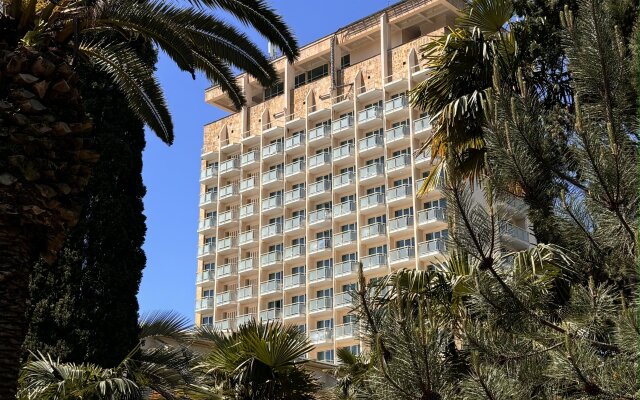 Amza Park Hotel