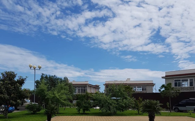 U Morya Na Bulvar Nadezhd 4/2 Flat