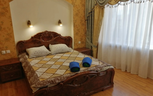 Квартира трёхкомнатная с двумя уборными лифтом и балконом