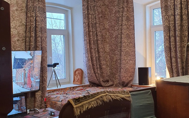 V starinnom osobnyake Revolyutsioner Ikonnikov Flat