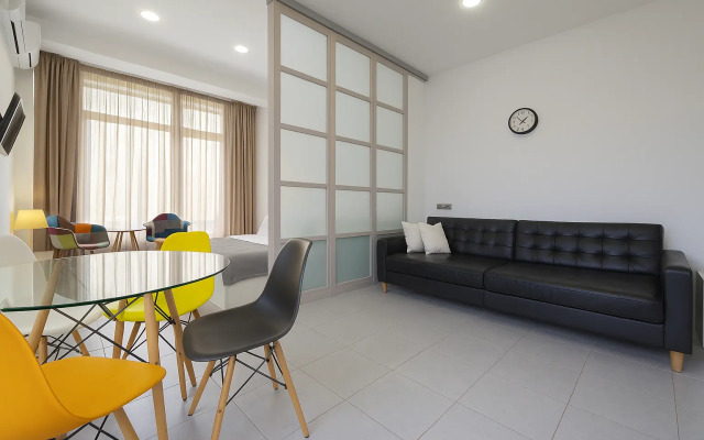 Квартира Студия с витражными окнами с видом на лес и горы