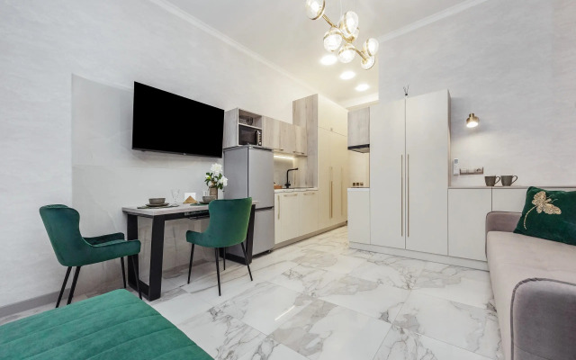 V Siriuse, studiya Flat