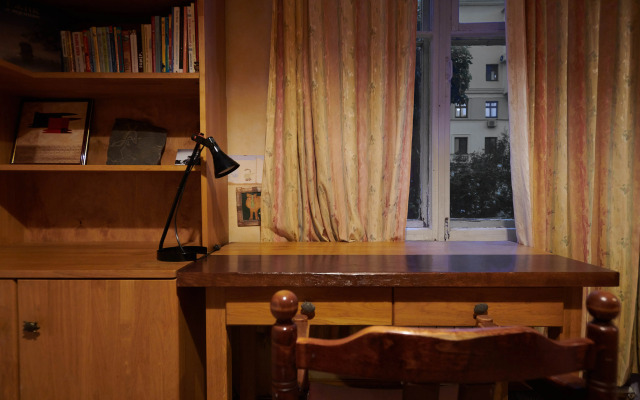 Квартира старинная мебель в лучах солнца