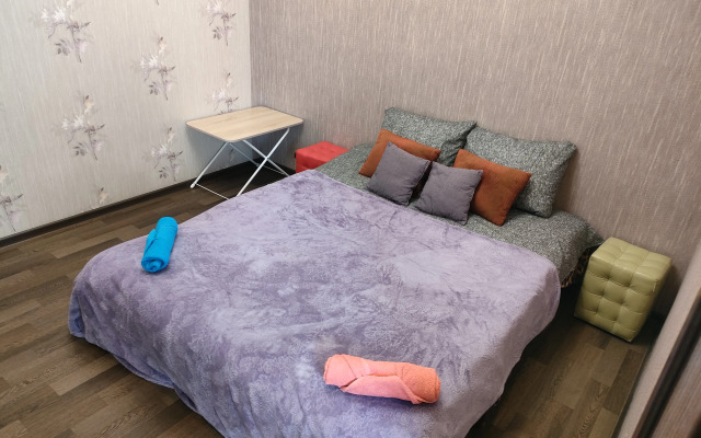 Uutnye na Peshkova 55 ryadom s bolnitsey Vodnikov Apartments